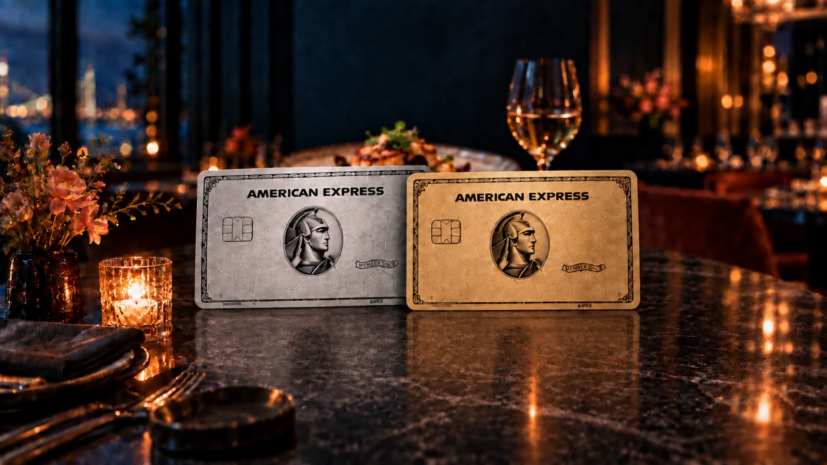 Cartões American Express Platinum e Gold em primeiro plano sobre a mesa de um restaurante.