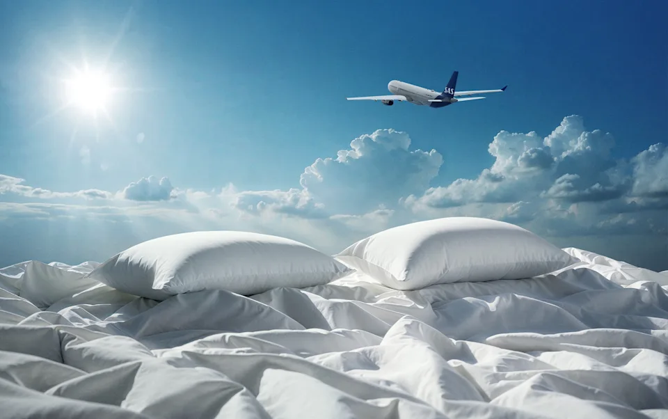 Parceria SAS e Scandic Friends, representada por uma aeronave SAS sobre uma cama em cenário de céu.